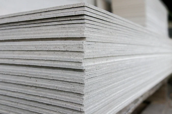 Ein Stapel Gipskartonplatten.